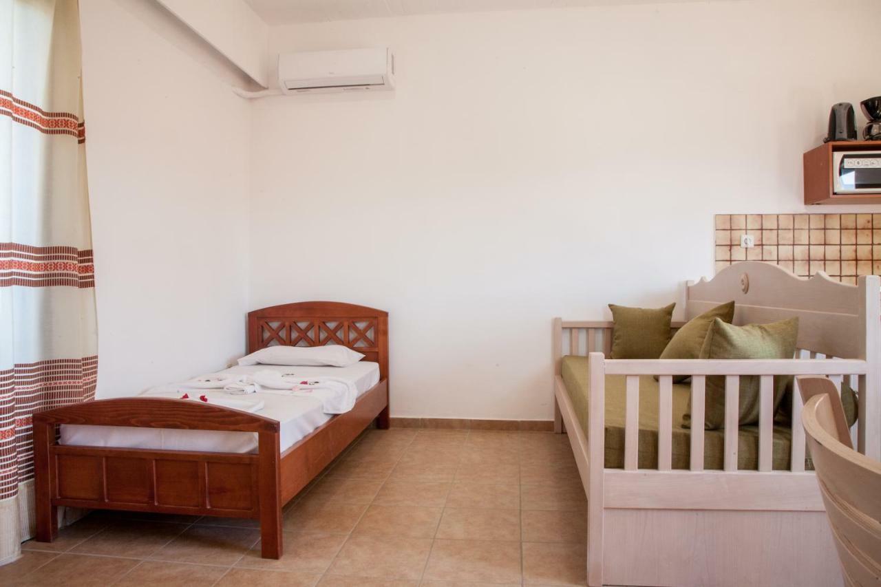 Ekavi Apartments Agia Marina  Exterior photo